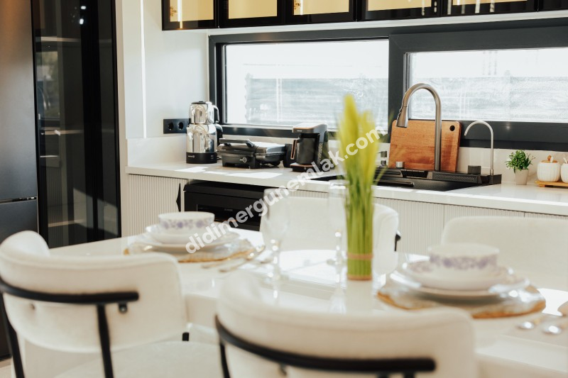 DİDİM EFELER’DE ULTRA LÜKS 3+1 TAM MÜSTAKİL VİLLA! | ÖZEL HAVUZ | FULL EŞYALI | 250 m² ARSA | 140 m² NET | EBEVEYN BANYOLU | OTO SULAMA | KALORİFER ALTYAPI | KAÇIRILMAYACAK FIRSAT!