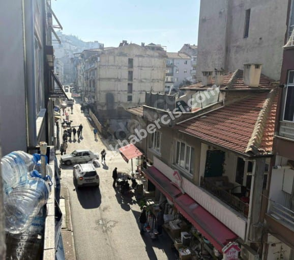MUDANYA ÖMERBEY'DE SAHİLE YAKIN DENİZ GÖRÜR SATILIK ARA KAT 2+1 DAİRE