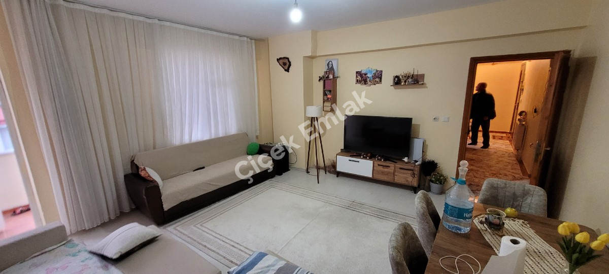 Yeşilpınar'da 90 m2 Arakat Balkonlu Satılık Daire