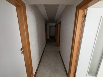 DİDİM YENİ MAHALLE’DE 115M² NET ALANA SAHİP 3+1 AYRI MUTFAKLI, ÖNÜ OTOPARKLI GENİŞ VE FERAH ODALI, BALKONLU ARA KAT SATILIK DAİRE