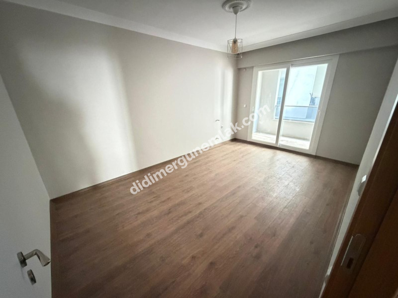 DİDİM YENİ MAHALLE’DE 115M² NET ALANA SAHİP 3+1 AYRI MUTFAKLI, ÖNÜ OTOPARKLI GENİŞ VE FERAH ODALI, BALKONLU ARA KAT SATILIK DAİRE