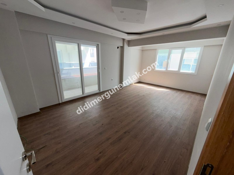 DİDİM YENİ MAHALLE’DE 115M² NET ALANA SAHİP 3+1 AYRI MUTFAKLI, ÖNÜ OTOPARKLI GENİŞ VE FERAH ODALI, BALKONLU ARA KAT SATILIK DAİRE