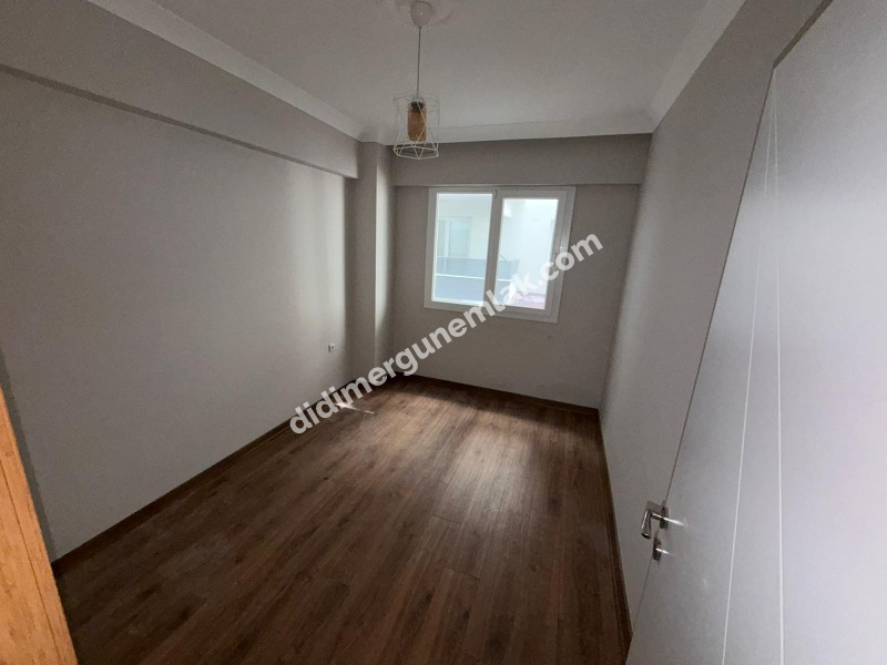 DİDİM YENİ MAHALLE’DE 115M² NET ALANA SAHİP 3+1 AYRI MUTFAKLI, ÖNÜ OTOPARKLI GENİŞ VE FERAH ODALI, BALKONLU ARA KAT SATILIK DAİRE