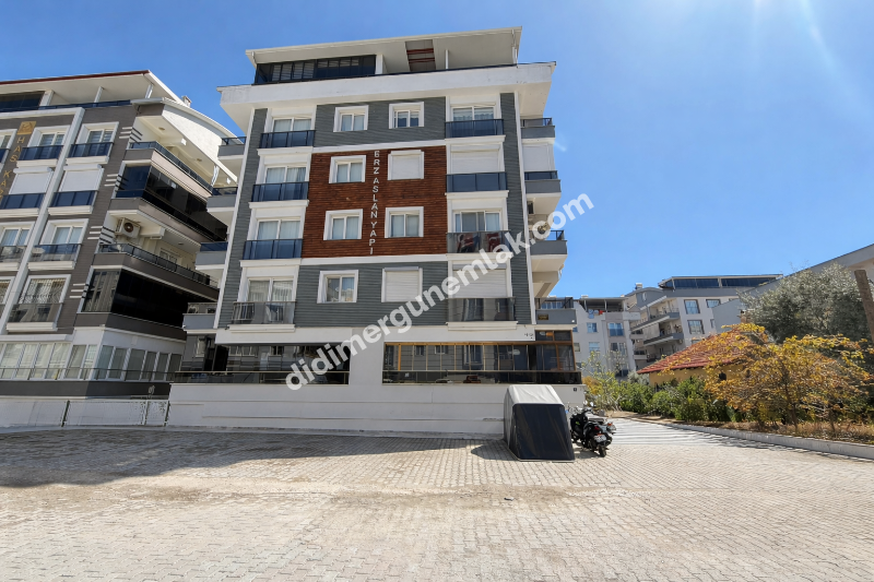 DİDİM YENİ MAHALLE’DE 115M² NET ALANA SAHİP 3+1 AYRI MUTFAKLI, ÖNÜ OTOPARKLI GENİŞ VE FERAH ODALI, BALKONLU ARA KAT SATILIK DAİRE