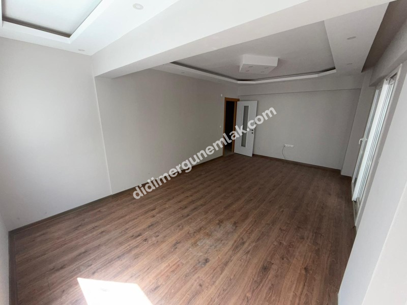 DİDİM YENİ MAHALLE’DE 115M² NET ALANA SAHİP 3+1 AYRI MUTFAKLI, ÖNÜ OTOPARKLI GENİŞ VE FERAH ODALI, BALKONLU ARA KAT SATILIK DAİRE