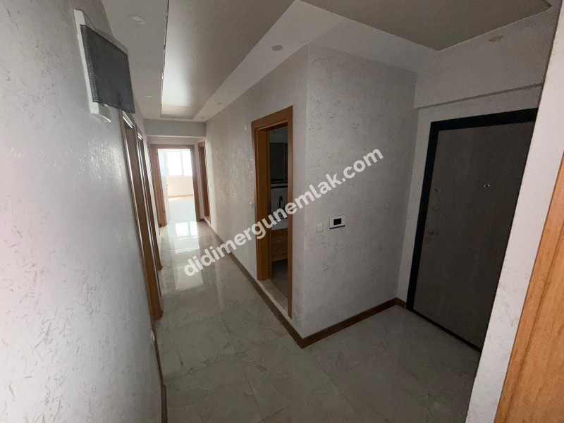 DİDİM YENİ MAHALLE’DE 115M² NET ALANA SAHİP 3+1 AYRI MUTFAKLI, ÖNÜ OTOPARKLI GENİŞ VE FERAH ODALI, BALKONLU ARA KAT SATILIK DAİRE