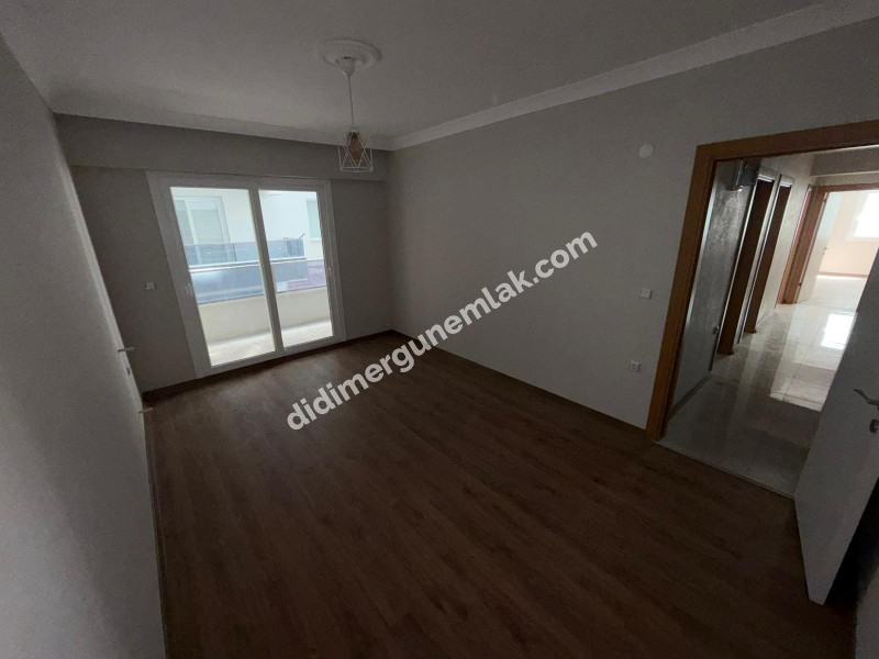 DİDİM YENİ MAHALLE’DE 115M² NET ALANA SAHİP 3+1 AYRI MUTFAKLI, ÖNÜ OTOPARKLI GENİŞ VE FERAH ODALI, BALKONLU ARA KAT SATILIK DAİRE