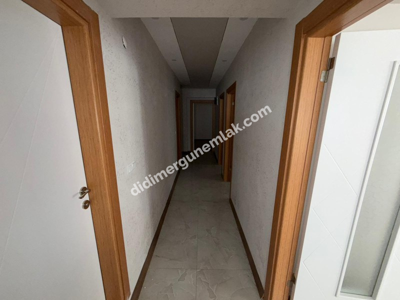 DİDİM YENİ MAHALLE’DE 115M² NET ALANA SAHİP 3+1 AYRI MUTFAKLI, ÖNÜ OTOPARKLI GENİŞ VE FERAH ODALI, BALKONLU ARA KAT SATILIK DAİRE