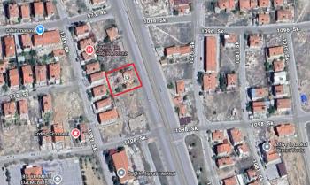 CADDE ÜZERİ SATILIK MÜSTAKİL EV ARSASI