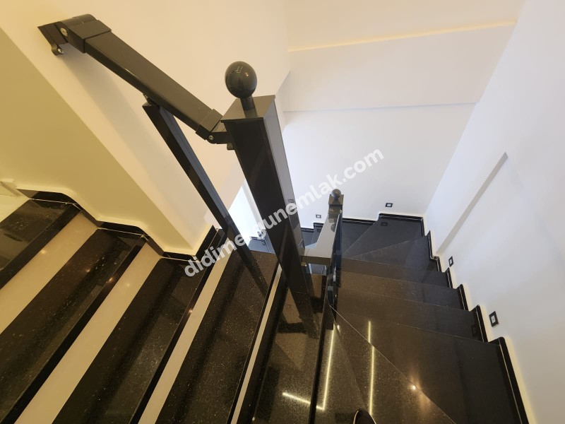 DİDİM EFELER MAHALLESİ’NDE TAM MÜSTAKİL ULTRA LÜKS 3+1 | ÖZEL HAVUZLU | OTOPARKLI | MÜSTAKİL GİRİŞ | 3 BANYOLU | EBEVEYN BANYOLU | OTOMATİK PANJURLU | GÜNEY-BATI CEPHE SATILIK VİLLA