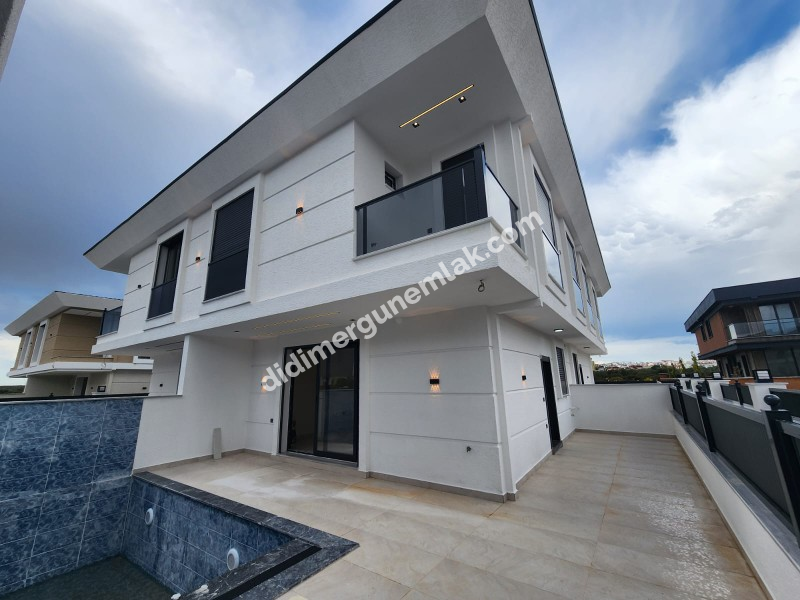 DİDİM EFELER MAHALLESİ’NDE TAM MÜSTAKİL ULTRA LÜKS 3+1 | ÖZEL HAVUZLU | OTOPARKLI | MÜSTAKİL GİRİŞ | 3 BANYOLU | EBEVEYN BANYOLU | OTOMATİK PANJURLU | GÜNEY-BATI CEPHE SATILIK VİLLA