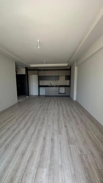 GENİŞ OTURUMLU YENİ BİNADA 1+1 SATILIK DAİRE
