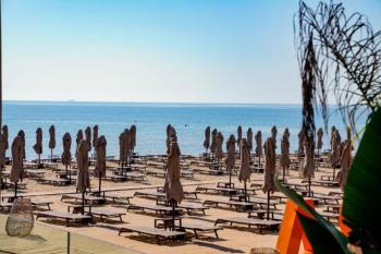 İSKEKLE LONGBEACH BÖLGESİNDE 7 YILDIZLI REZİDANS İLE OTEL KONSEPTLİ SATILIK 2+1 DAİRE