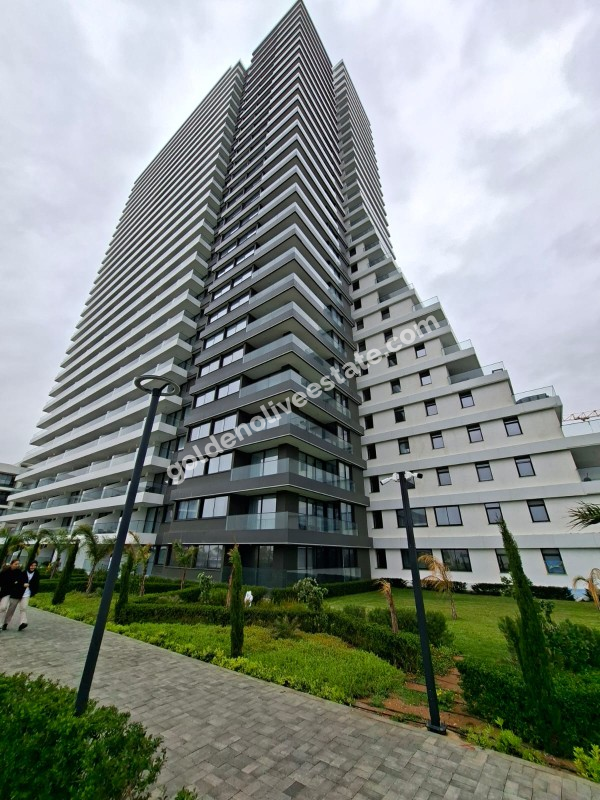 İSKEKLE LONGBEACH BÖLGESİNDE 7 YILDIZLI REZİDANS İLE OTEL KONSEPTLİ SATILIK 2+1 DAİRE