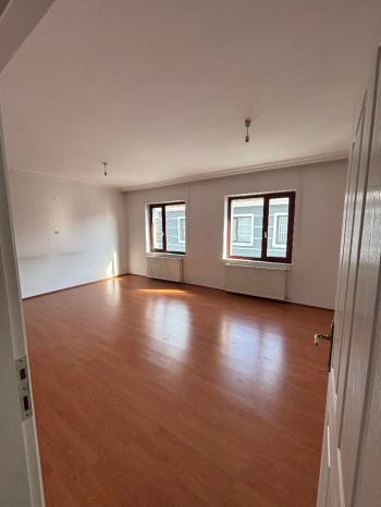 GÜVENAY - ÇORUM ULUKAVAK MAH. PAZARTESİ PAZARI CİVARI 3+1 KİRALIK DAİRE