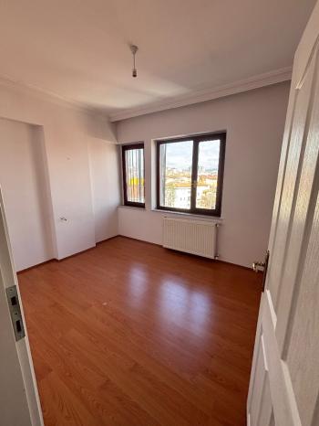 GÜVENAY - ÇORUM ULUKAVAK MAH. PAZARTESİ PAZARI CİVARI 3+1 KİRALIK DAİRE