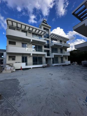Kıbrıs Girne Lapta Bölgesinde Türk Tapulu Havuzlu Site İçerisinde Satılık 2+1 Daire