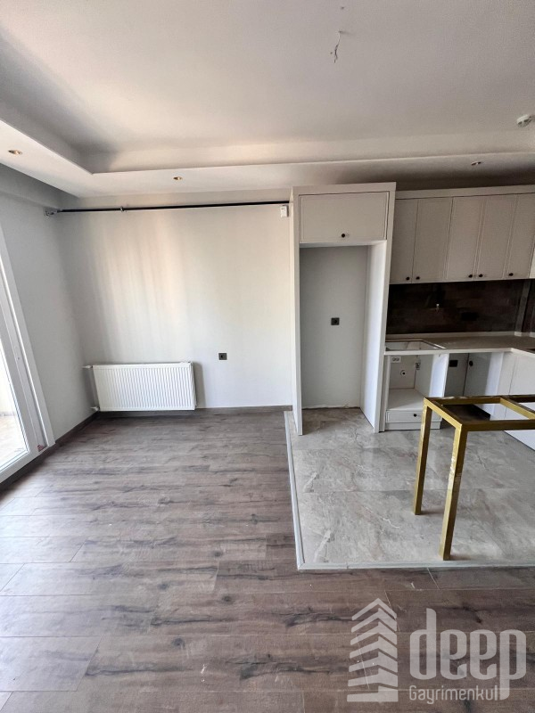 AKDENİZ MAHALLESİNDE OTURUMA HAZIR KAT SEÇENEKLİ SATILIK DAİRELER