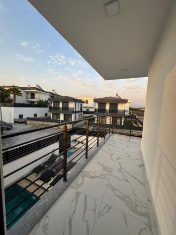  DİDİM ALTINKUM MAHALLESİNDE DENİZE 300 METRE MESAFEDE 3+1 LÜKS SIFIR EŞYALI SATILIK İKİZ VİLLA