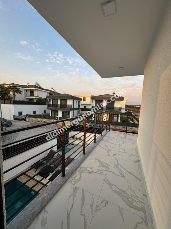  DİDİM ALTINKUM MAHALLESİNDE DENİZE 300 METRE MESAFEDE 3+1 LÜKS SIFIR EŞYALI SATILIK İKİZ VİLLA