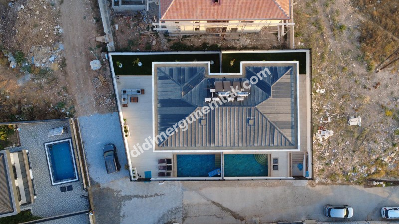  DİDİM ALTINKUM MAHALLESİNDE DENİZE 300 METRE MESAFEDE 3+1 LÜKS SIFIR EŞYALI SATILIK İKİZ VİLLA