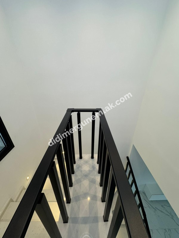  DİDİM ALTINKUM MAHALLESİNDE DENİZE 300 METRE MESAFEDE 3+1 LÜKS SIFIR EŞYALI SATILIK İKİZ VİLLA