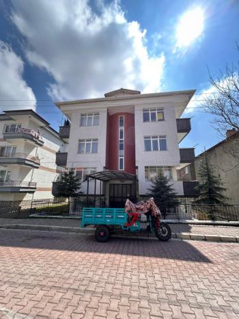 AFYON ÜÇOK EMLAKTAN KANLICA MAHALLESİNDE 3+1  125M² TEMİZ BAKIMLI KİRALIK DAİRE 