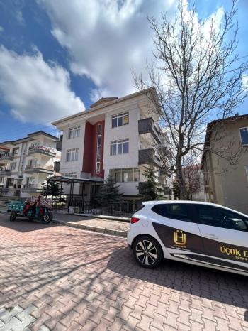 AFYON ÜÇOK EMLAKTAN KANLICA MAHALLESİNDE 3+1  125M² TEMİZ BAKIMLI KİRALIK DAİRE 