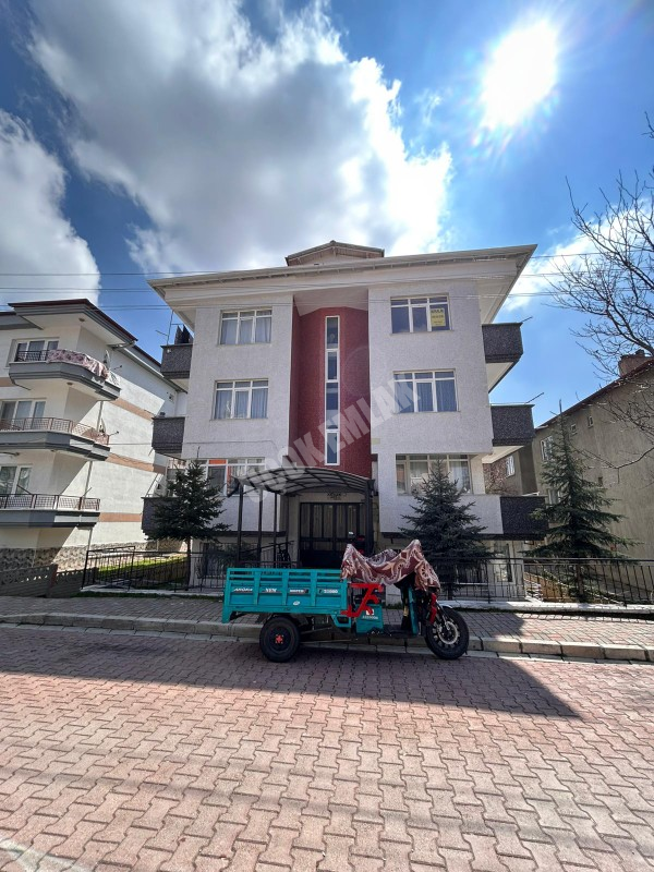 AFYON ÜÇOK EMLAKTAN KANLICA MAHALLESİNDE 3+1  125M² TEMİZ BAKIMLI KİRALIK DAİRE 