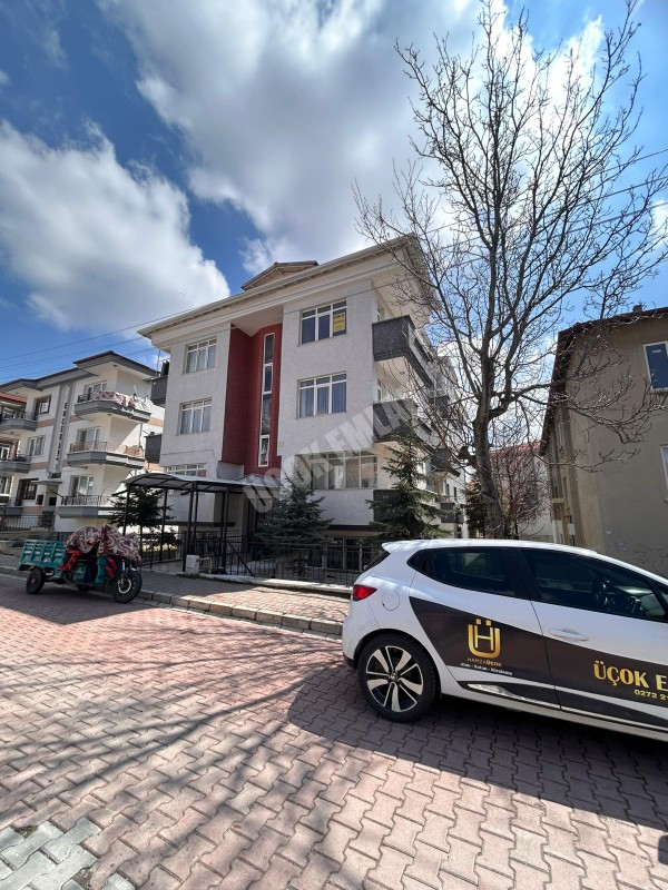 AFYON ÜÇOK EMLAKTAN KANLICA MAHALLESİNDE 3+1  125M² TEMİZ BAKIMLI KİRALIK DAİRE 