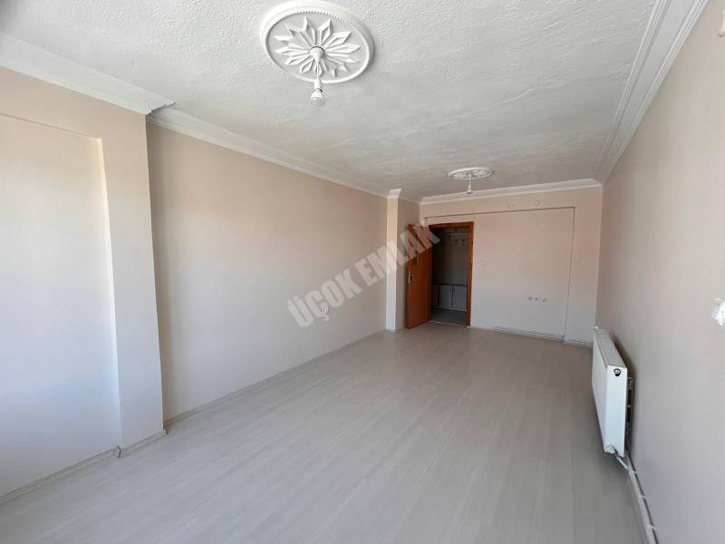 AFYON ÜÇOK EMLAKTAN KANLICA MAHALLESİNDE 3+1  125M² TEMİZ BAKIMLI KİRALIK DAİRE 