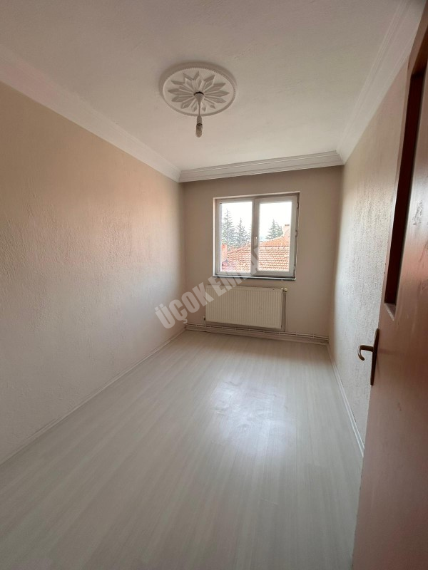 AFYON ÜÇOK EMLAKTAN KANLICA MAHALLESİNDE 3+1  125M² TEMİZ BAKIMLI KİRALIK DAİRE 