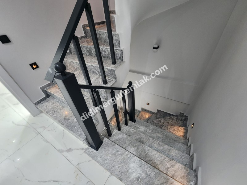 DİDİM EFELER MAHALLESİNDE 4+1 AYRI MUTFAK MÜSTAKİL HAVUZ & OTOPARKLI LÜKS SATILIK VİLLA!