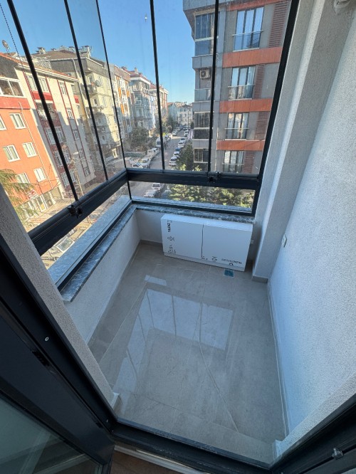 Binevler'de Metro'ya Çok Yakın Kapalı Mutfaklı 2+1 Boş Satılık Daire
