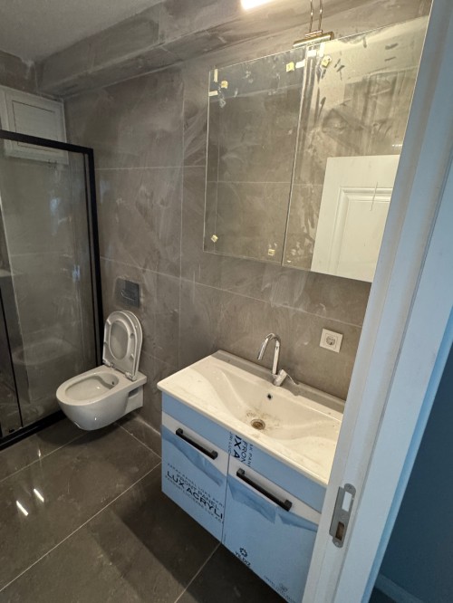 Binevler'de Metro'ya Çok Yakın Kapalı Mutfaklı 2+1 Boş Satılık Daire