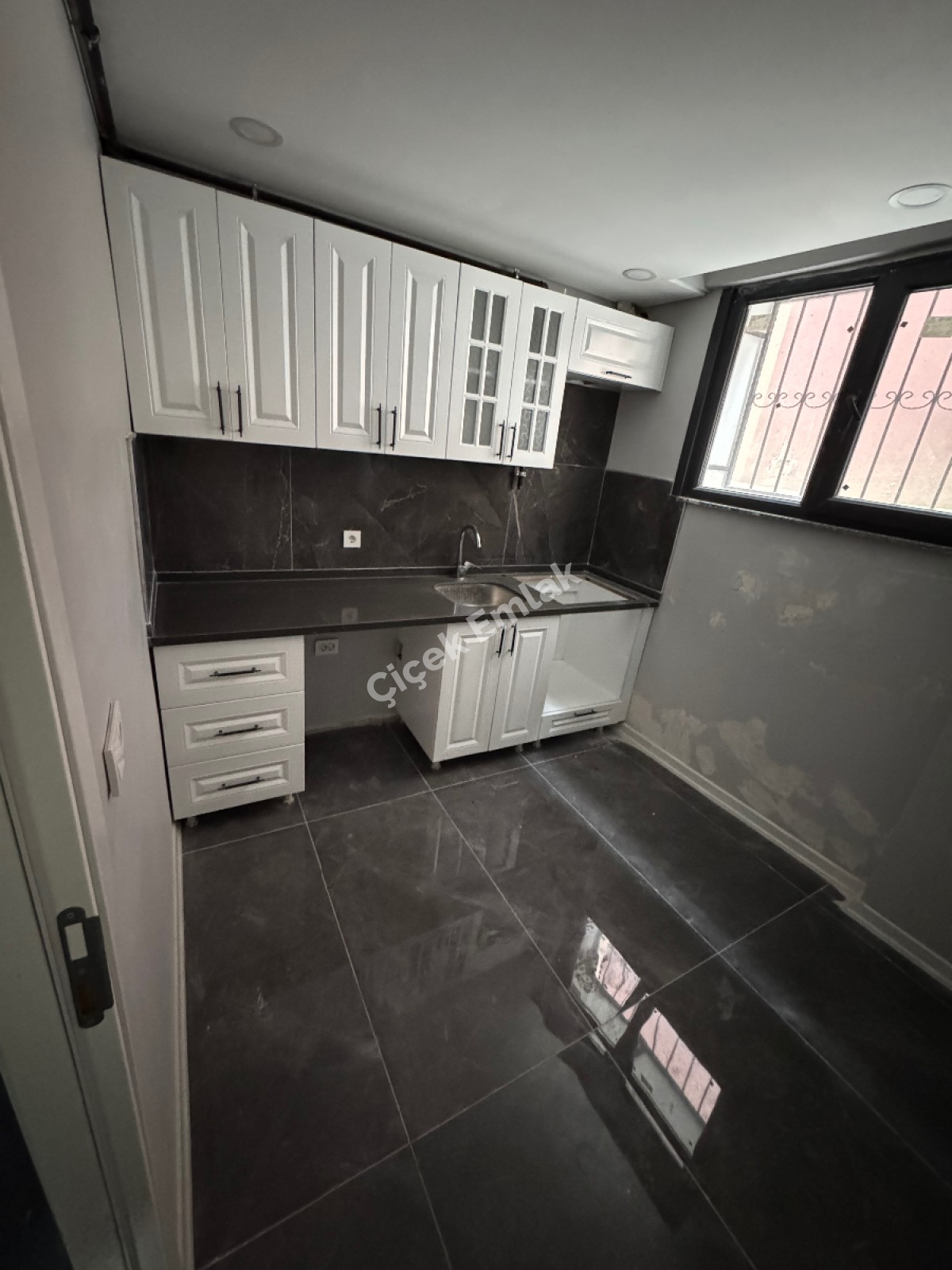 Akşemsettin'de 2+1 Bahçe Katı Sıfır Satılık Daire