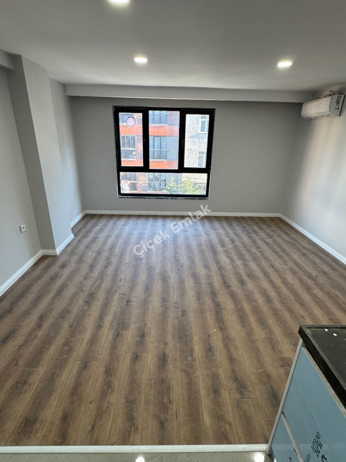 Binevler'de Metro'ya 1 Dk 2+1 Otoparklı Sıfır Satılık Daire