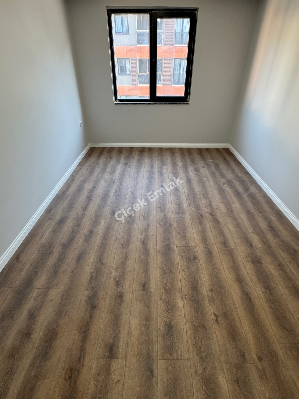 Binevler'de Metro'ya Çok Yakın Kapalı Mutfaklı 2+1 Boş Satılık Daire