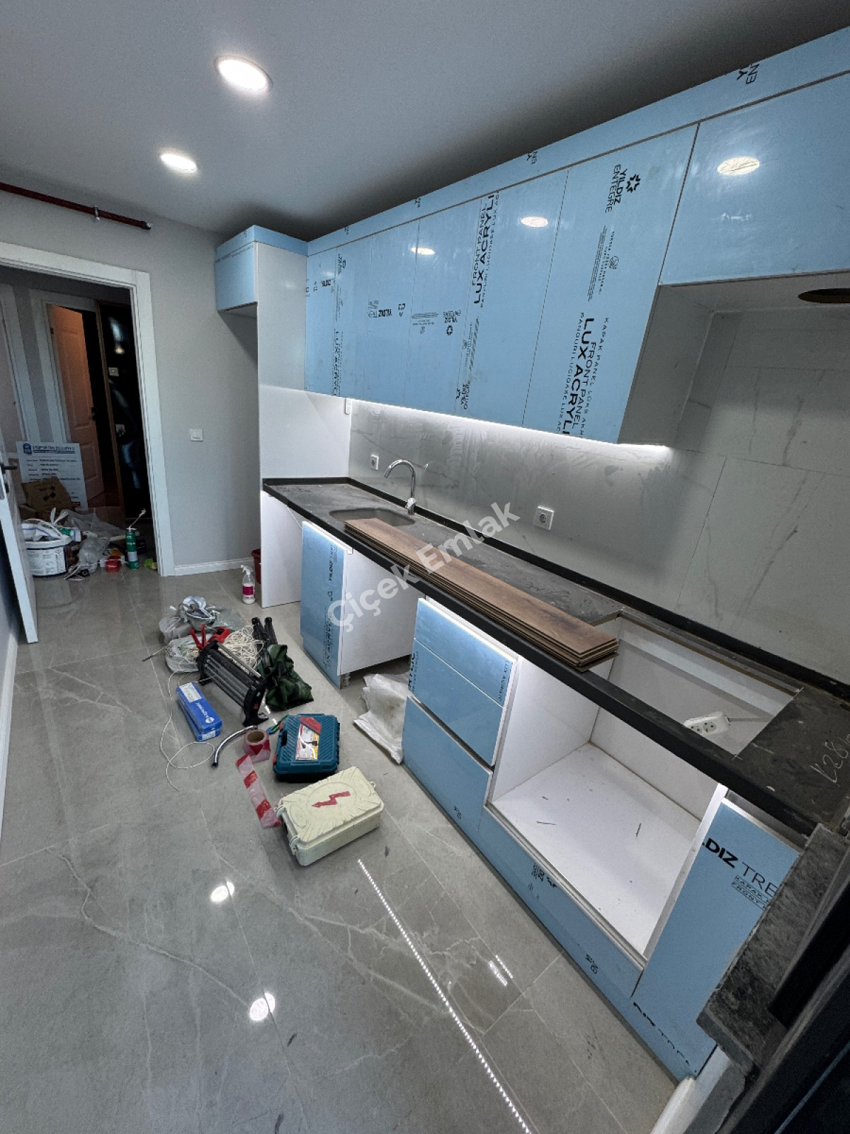 Binevler'de Metro'ya Çok Yakın Kapalı Mutfaklı 2+1 Boş Satılık Daire