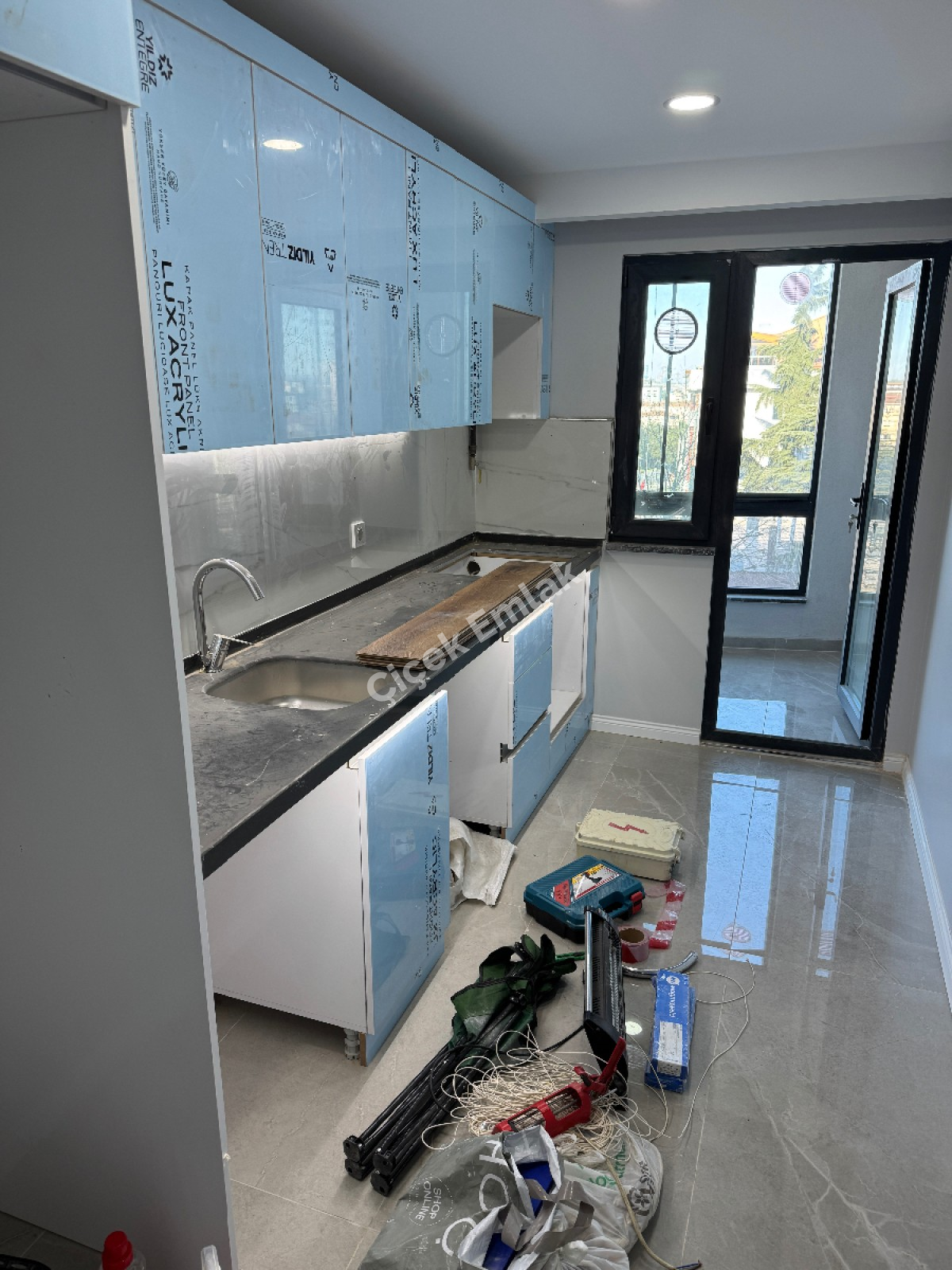 Binevler'de Metro'ya Çok Yakın Kapalı Mutfaklı 2+1 Boş Satılık Daire