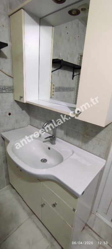 Antre Emlak'tan Kiralık Bahçelievler'de Bozyaka Hasataesi Yanı  Doğalgazlı 2+1 Geniş Daire
