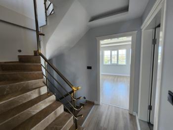 ALTINKUM MAHALLESİ’ NDE DENİZE YÜRÜME MESAFESİNDE | 5+1 AYRI MUTFAKLI | 2 GENİŞ BALKON + 2 BAHÇE | MÜSTAKİL OTOPARKLI 3 KATLI FIRSAT VİLLA!!!