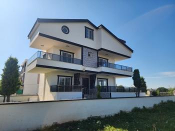 ALTINKUM MAHALLESİ’ NDE DENİZE YÜRÜME MESAFESİNDE | 5+1 AYRI MUTFAKLI | 2 GENİŞ BALKON + 2 BAHÇE | MÜSTAKİL OTOPARKLI 3 KATLI FIRSAT VİLLA!!!