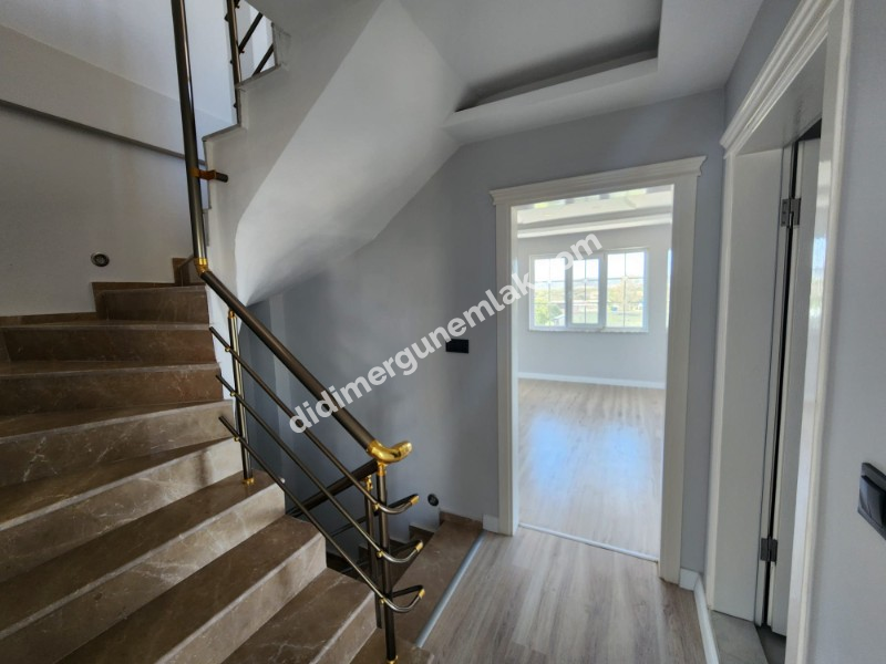 ALTINKUM MAHALLESİ’ NDE DENİZE YÜRÜME MESAFESİNDE | 5+1 AYRI MUTFAKLI | 2 GENİŞ BALKON + 2 BAHÇE | MÜSTAKİL OTOPARKLI 3 KATLI FIRSAT VİLLA!!!