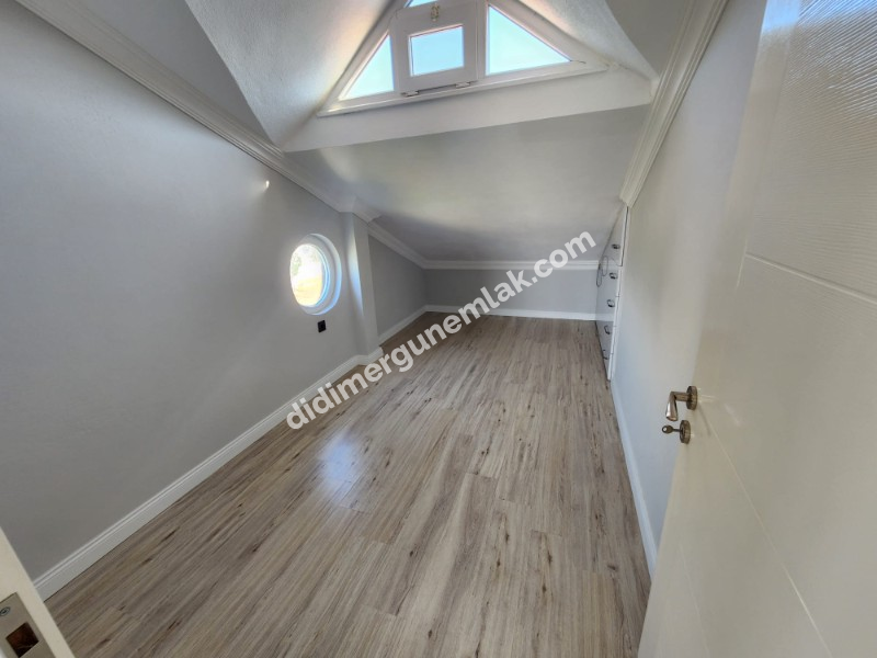 ALTINKUM MAHALLESİ’ NDE DENİZE YÜRÜME MESAFESİNDE | 5+1 AYRI MUTFAKLI | 2 GENİŞ BALKON + 2 BAHÇE | MÜSTAKİL OTOPARKLI 3 KATLI FIRSAT VİLLA!!!