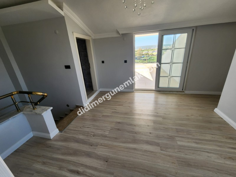 ALTINKUM MAHALLESİ’ NDE DENİZE YÜRÜME MESAFESİNDE | 5+1 AYRI MUTFAKLI | 2 GENİŞ BALKON + 2 BAHÇE | MÜSTAKİL OTOPARKLI 3 KATLI FIRSAT VİLLA!!!