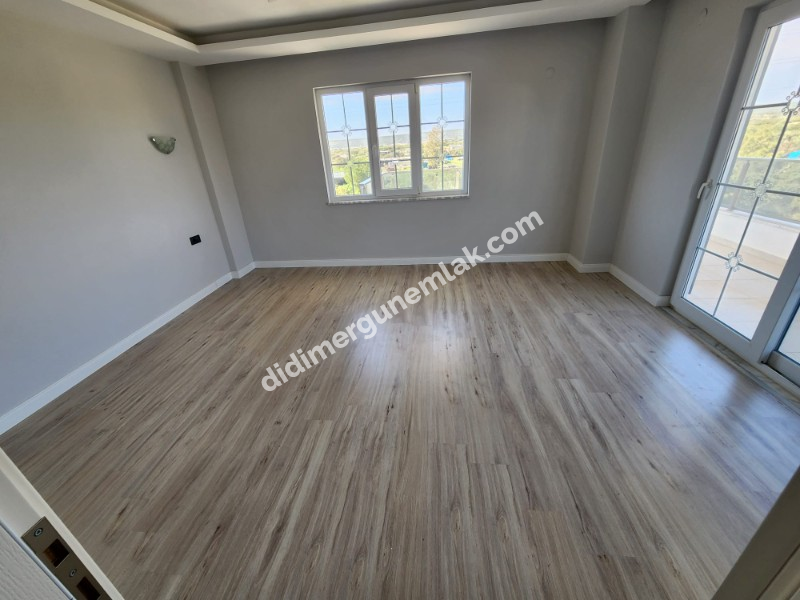 ALTINKUM MAHALLESİ’ NDE DENİZE YÜRÜME MESAFESİNDE | 5+1 AYRI MUTFAKLI | 2 GENİŞ BALKON + 2 BAHÇE | MÜSTAKİL OTOPARKLI 3 KATLI FIRSAT VİLLA!!!