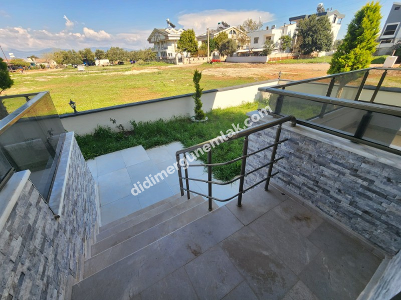 ALTINKUM MAHALLESİ’ NDE DENİZE YÜRÜME MESAFESİNDE | 5+1 AYRI MUTFAKLI | 2 GENİŞ BALKON + 2 BAHÇE | MÜSTAKİL OTOPARKLI 3 KATLI FIRSAT VİLLA!!!