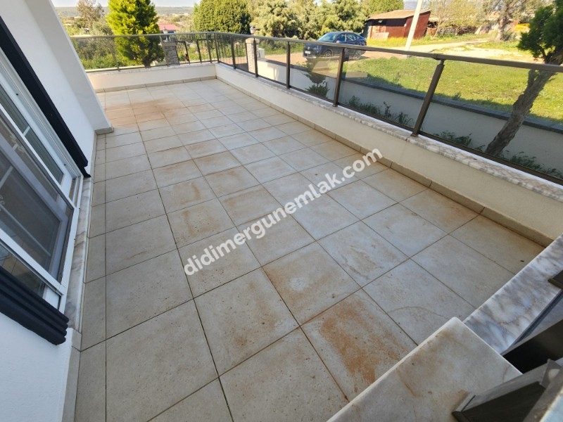 ALTINKUM MAHALLESİ’ NDE DENİZE YÜRÜME MESAFESİNDE | 5+1 AYRI MUTFAKLI | 2 GENİŞ BALKON + 2 BAHÇE | MÜSTAKİL OTOPARKLI 3 KATLI FIRSAT VİLLA!!!