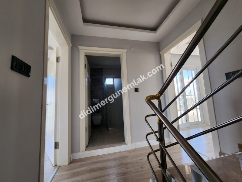 ALTINKUM MAHALLESİ’ NDE DENİZE YÜRÜME MESAFESİNDE | 5+1 AYRI MUTFAKLI | 2 GENİŞ BALKON + 2 BAHÇE | MÜSTAKİL OTOPARKLI 3 KATLI FIRSAT VİLLA!!!